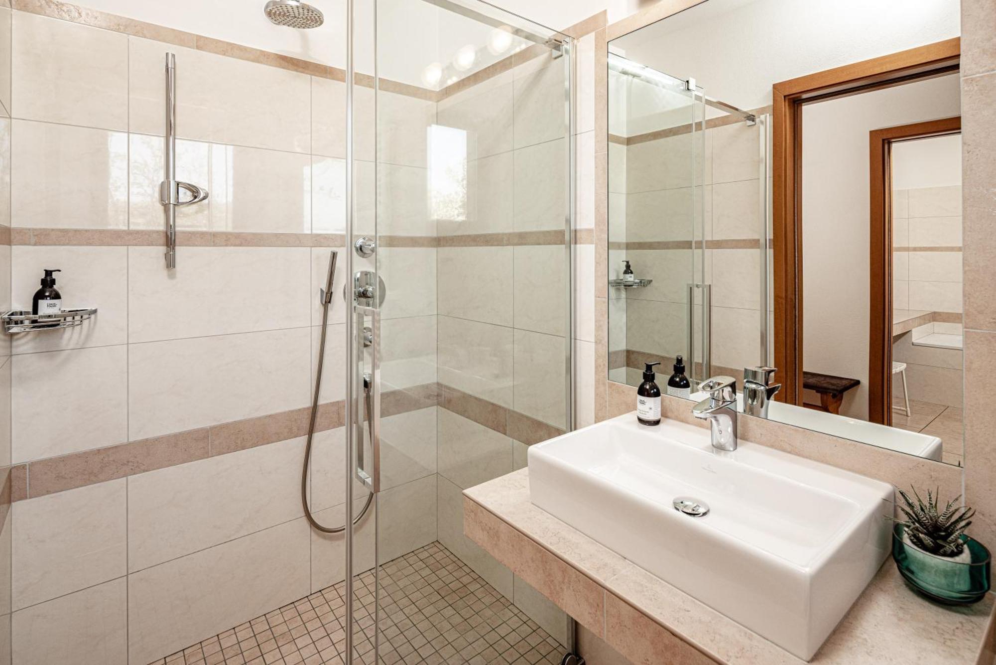 Hotel Haus Am Hang Caldaro Oda fotoğraf
